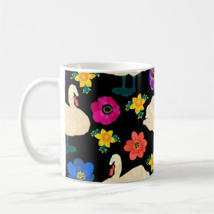 Caneca De Café Cisnes, flores, fundo preto desenhado à mão.