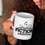 Caneca De Café Citação de Leitura do Bookworm de Vício de Ficção<br><div class="desc">Uma legal caneca para livreiros com um livro e um texto dizendo: "vício de ficção".</div>