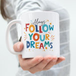 Caneca De Café Citação de Motivação Colorida Branca Seguir Seus S<br><div class="desc">A Cotação de Motivação Diária Colorida Branca Sempre Siga Seu design de caneca Sonhos.</div>