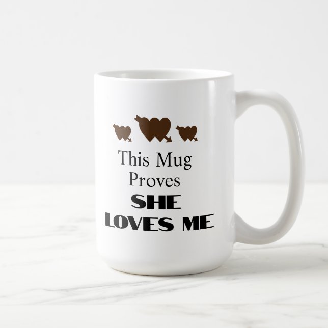 Caneca De Café Citação engraçada do Dia dos Namorados Ela Me Ama (Direita)