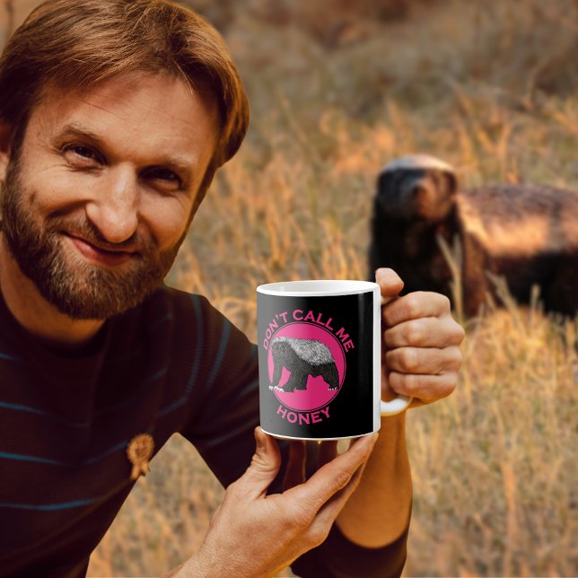 Caneca De Café Citação feminista do Texugo Mel (Honey badgers fear no evil quote pink and black coffee mug ideal as a feminist slogan)