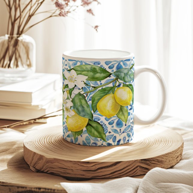 Caneca De Café Citros mediterrânicos e Azulejos azuis (Mediterranean Citrus and Blue Tiles Coffee Mug on a neutral sunny boho kitchen table.)