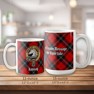 Caneca De Café Clan Ramsay Crest sobre o Red Tartan