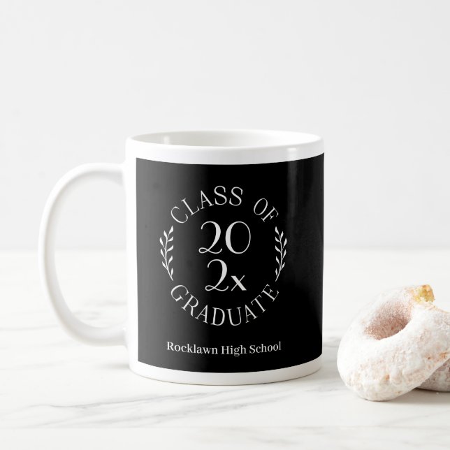 Caneca De Café Classe de 2025 Emblem School Name Black Graduation (Com Donut)