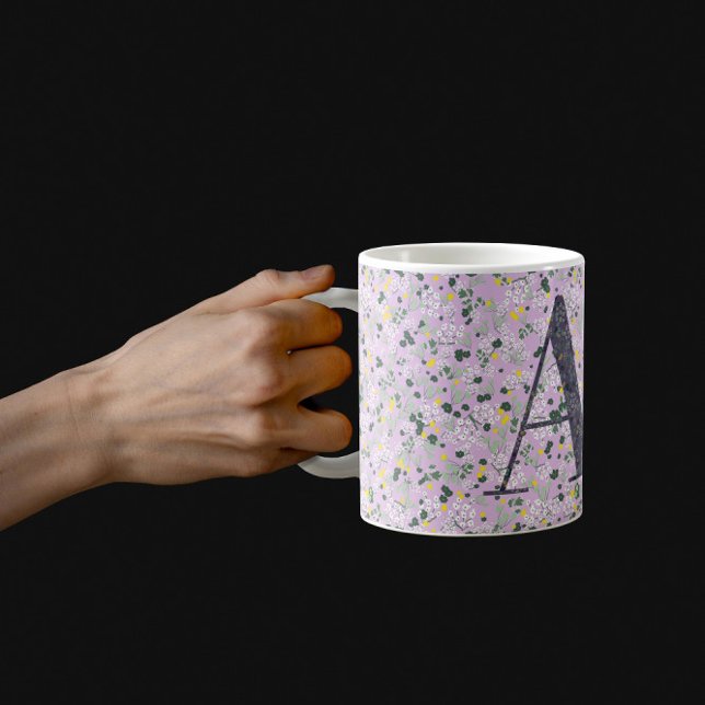 Caneca De Café Clássico Elegante Floral Monograma A lilac w/frase (Criador carregado)