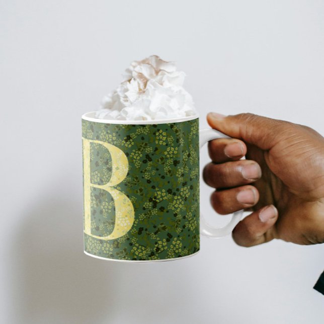Caneca De Café Clássico Elegante Floral Monograma B verde w/frase (Criador carregado)
