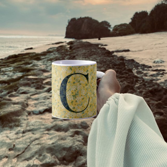 Caneca De Café Clássico Elegante Floral Monograma C amarelo com f (Criador carregado)