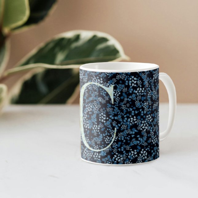 Caneca De Café Clássico Elegante Floral Monograma C azul com fras (Criador carregado)