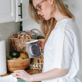 Caneca De Café Clássico Elegante Floral Monograma C roxo com fras