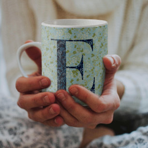 Caneca De Café Clássico Elegante Floral Monograma E azul com fras