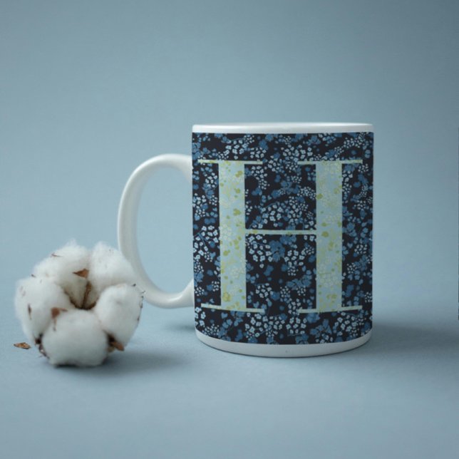 Caneca De Café Clássico Elegante Floral Monograma H azul c/frase (Criador carregado)