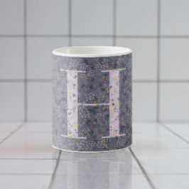 Caneca De Café Clássico Elegante Floral Monograma H roxo c/frase