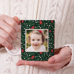 Caneca De Café Clássico Natal Floral 2 Foto<br><div class="desc">Esta linda caneca apresenta um padrão floral desenhado pela mão em cores tradicionais de Natal, vermelho, verde e marfim sobre um fundo verde escuro. O estilo segue com muitos temas diferentes de decoração - tradicionais, rústicos, fazendas, contemporâneos e muito mais. Há dois modelos de fotos, bem como modelos de texto...</div>