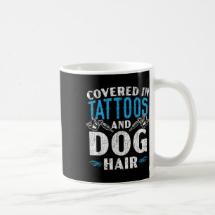 Caneca De Café Coberta Em Tatuagens E Tatuagem No Cabelo Do Cão P