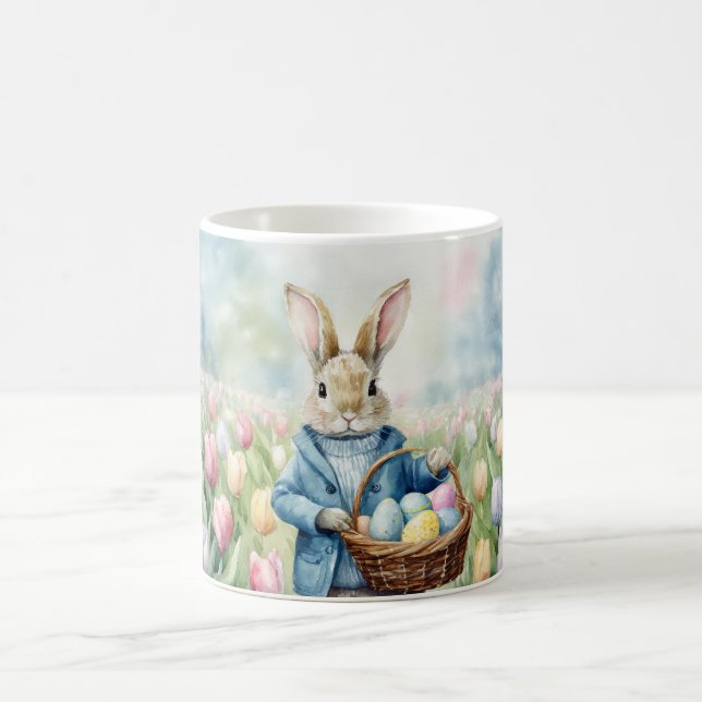 Caneca De Café Coelhinho da Páscoa num campo de Tulips (Centro)