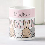 Caneca De Café Coelhinhos Bonitos Personalizados<br><div class="desc">Aproveite as suas bebidas favoritas em estilo com esta adorável caneca de nome personalizado, com uma fileira encantadora de coelhos bonitos colocados contra um fundo rosa macio. Perfeito para crianças e amantes de os animais, esta caneca de alta qualidade pode ser personalizada com qualquer nome, fazer-a um presente único e...</div>
