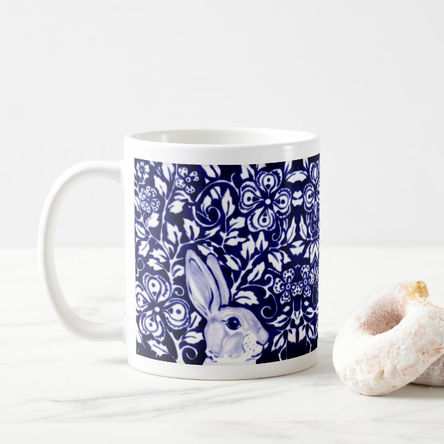 Caneca De Café Coelho Azul Coelho Chinoiserie Floral Engraçado (Com Donut)