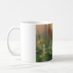 Caneca De Café Coelho bonito e uma joaninha no campo verde