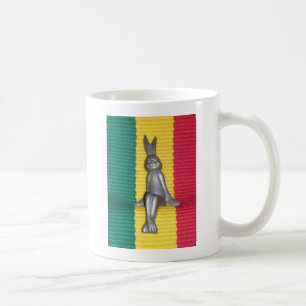 Caneca De Café Coelho - Coelho em Cores Rasta: Um Toque de Groovy