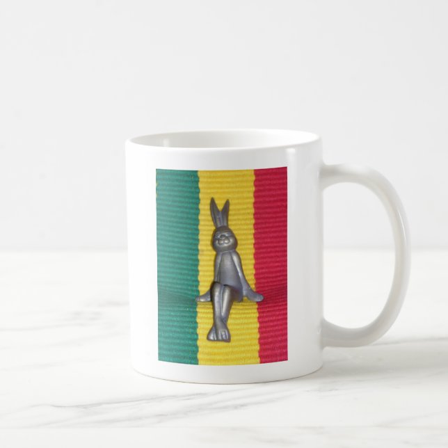 Caneca De Café Coelho - Coelho em Cores Rasta: Um Toque de Groovy (Direita)