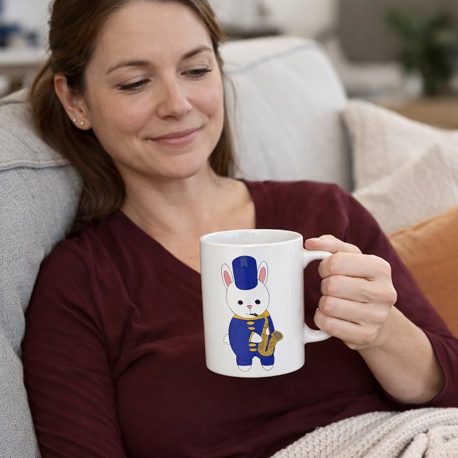 Caneca De Café Coelho da Banda Marcial Tocando Saxofone Fofo Azul (A mug with a rabbit playing the saxophone in a blue and gold marching band uniform.)