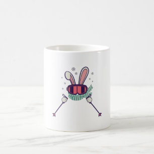 Caneca De Café Coelho do esqui com bastões de esqui e óculos de e