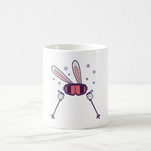 Caneca De Café Coelho do esqui com bastões de esqui e óculos de e