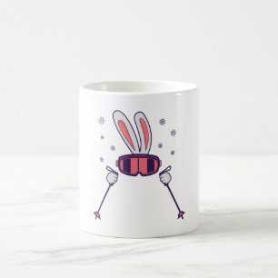 Caneca De Café Coelho do esqui com bastões de esqui e óculos de e