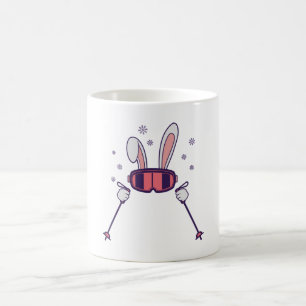Caneca De Café Coelho do esqui com bastões de esqui e óculos de e