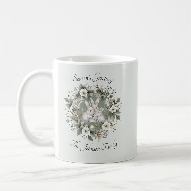 Caneca De Café Coelhos bonitos numa coroa floral de inverno (Esquerda)