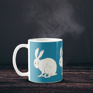 Caneca De Café coelhos brancos elegantes sentados em azul