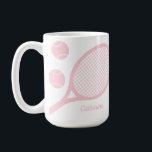 Caneca De Café Colchete de Tênis Rosa de Pastel Moderno Personali<br><div class="desc">Substitua pelo seu nome personalizado. Tênis feminina minimalista com tema de design em cor-de-rosa pastel. Bolas de tênis cor-de-rosa pastel e presentes de design de raquete para um tênis.</div>