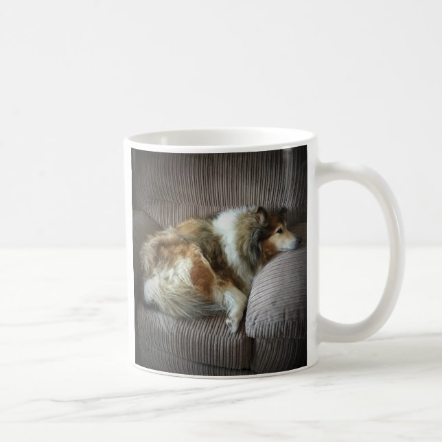 Caneca De Café Collie áspero no sofá (Direita)