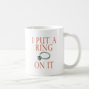 Caneca De Café Coloquei um anel no Noivado