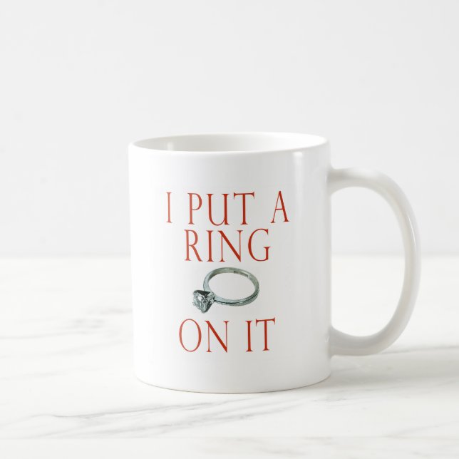 Caneca De Café Coloquei um anel no Noivado (Direita)