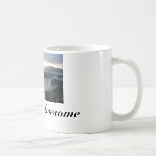 Caneca de café com a praia impressionante de