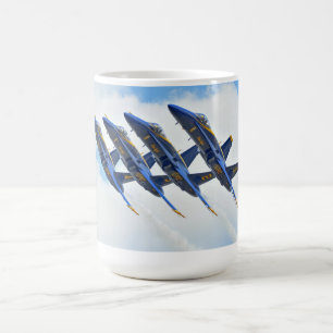 Caneca de café com ângulos azuis
