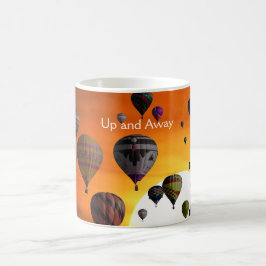 Caneca de café com balões de ar quente em voo