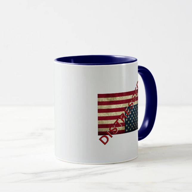 Caneca de café com bandeira americana em situação  (Frente Esquerda)