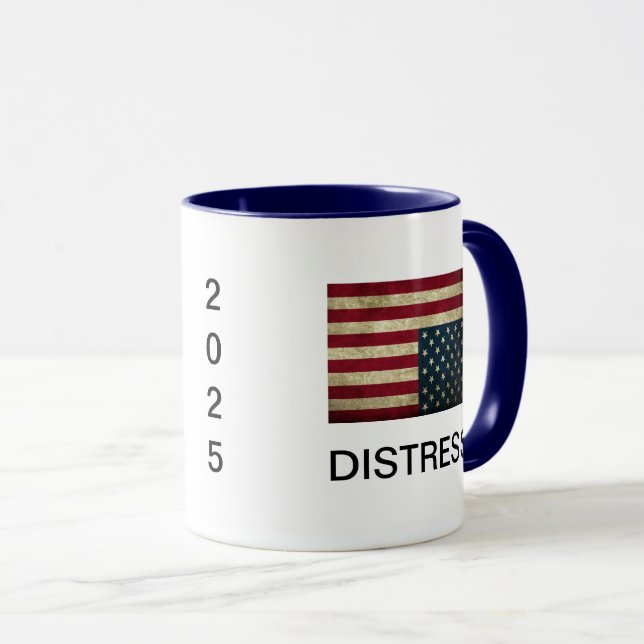 Caneca de café com bandeira americana em situação  (Frente Esquerda)