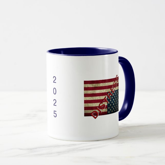 Caneca de café com bandeira americana em situação  (Frente Esquerda)