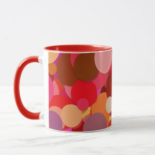 caneca de café com confete de ponto vermelho