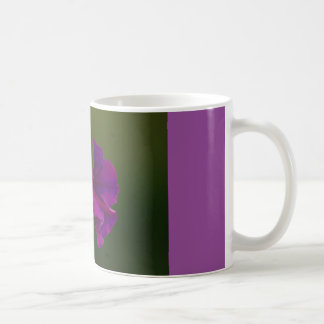 caneca de café com corriola roxa