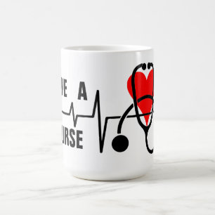 Caneca de café com design de estetoscópio e coraçã