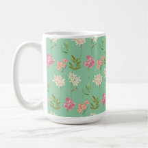 caneca de café com design floral em fundo verde