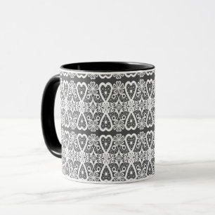 Caneca de café com estampa de renda cinza e branca