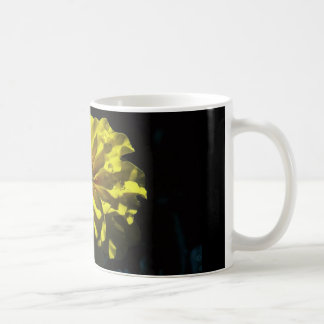 caneca de café com flor amarela