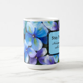 Caneca de café com flor azul afirmação positiva 
