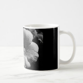 caneca de café com flor branca