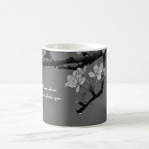 caneca de café com flor onde o deus o planta